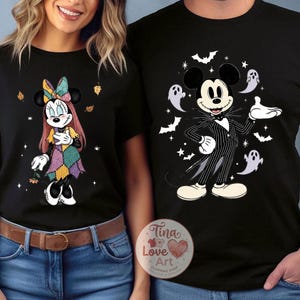 Op de afbeelding: Zwarte T-shirts met Disney-personages. E&eacute;n shirt toont Minnie Mouse in een patchwork jurk, de andere Mickey Mouse als Jack Skellington, omringd door vleermuizen en geesten. De shirts zijn bedoeld om samen te dragen.