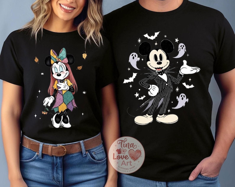 Op de afbeelding: Zwarte T-shirts met Disney-personages. E&eacute;n shirt toont Minnie Mouse in een patchwork jurk, de andere Mickey Mouse als Jack Skellington, omringd door vleermuizen en geesten. De shirts zijn bedoeld om samen te dragen.