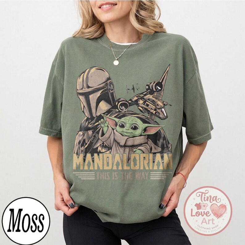 Pu&ograve; includere: T-shirt verde oliva con grafica di The Mandalorian, Grogu e un'astronave. Il testo "MANDALORIAN" e "THIS IS THE WAY" &egrave; stampato in oro. La maglietta ha una vestibilit&agrave; ampia.