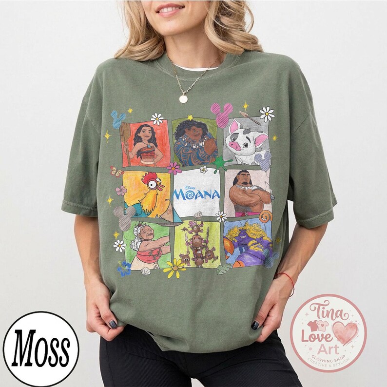 Puede incluir: Camiseta verde oliva con un dise&ntilde;o de cuadr&iacute;cula colorida con personajes de la pel&iacute;cula de Disney "Moana". El dise&ntilde;o incluye ilustraciones de Moana, Maui, Pua, Hei Hei y otros personajes. La palabra "Moana" est&aacute; impresa en blanco. La camiseta tiene mangas cortas.