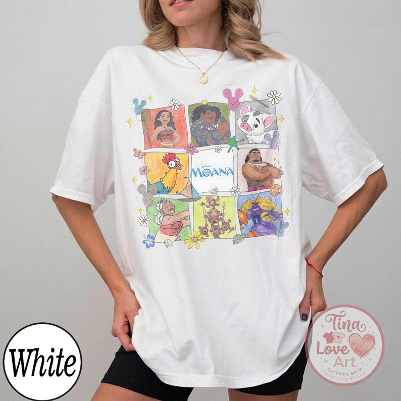 Puede incluir: Camiseta blanca con un gr&aacute;fico colorido de personajes de la pel&iacute;cula de Disney Moana. El dise&ntilde;o incluye im&aacute;genes de Moana, Maui, Hei Hei y Pua. La camiseta tiene mangas cortas y cuello redondo.