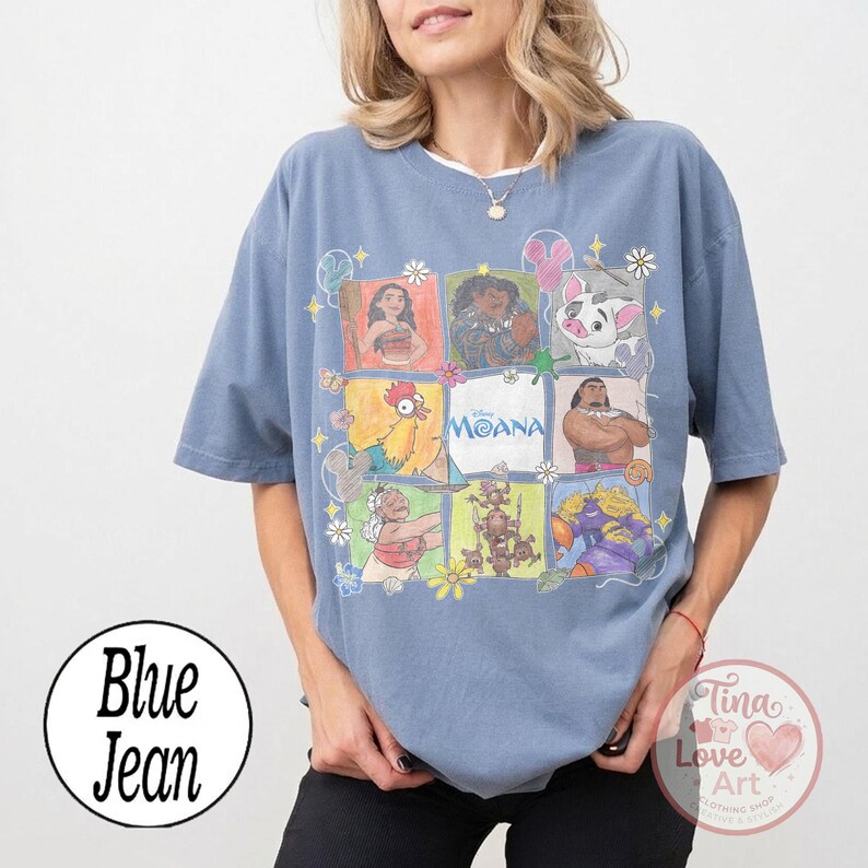 Puede incluir: Camiseta azul vaquero con una cuadr&iacute;cula de ilustraciones coloridas de personajes de la pel&iacute;cula de Disney Moana. La camiseta tiene cuello redondo y mangas cortas. La palabra "Moana" est&aacute; en el centro de la cuadr&iacute;cula.