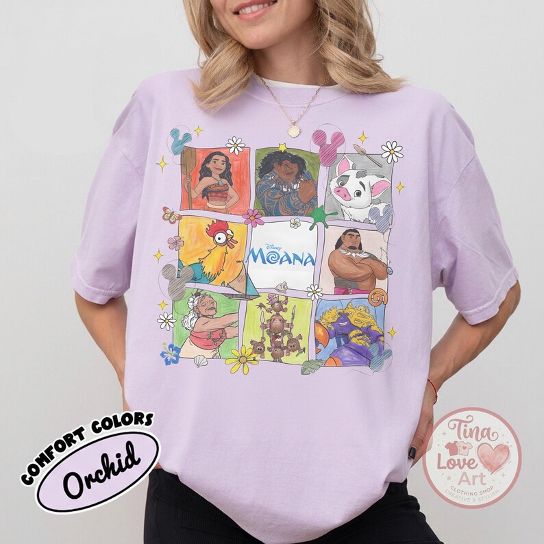 Puede incluir: Camiseta de color orqu&iacute;dea con una cuadr&iacute;cula de personajes de Moana. La camiseta tiene cuello redondo y mangas cortas. La palabra "MOANA" est&aacute; en el centro de la cuadr&iacute;cula. La camiseta tambi&eacute;n tiene las palabras "Comfort Colors" y "Orchid".
