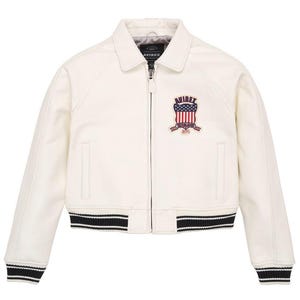 Puede incluir: Chaqueta de cuero color crema con cuello y cremallera. Presenta un parche con un dise&ntilde;o de bandera americana y la marca "AVIREX". La chaqueta tiene pu&ntilde;os y dobladillo a rayas blancas y negras.