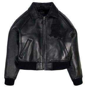 Puede incluir: Chaqueta de cuero negra con cuello, cierre de cremallera y pu&ntilde;os y dobladillo de canal&eacute;. La chaqueta presenta un parche en el pecho y dos bolsillos delanteros. Estilo cl&aacute;sico de cazadora bomber.