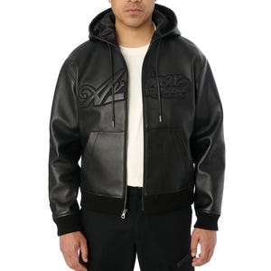 以下が含まれることがあります： 胸に「Aries」の文字がエンボス加工された黒色のフード付きジップアップジャケット。リブ編みの裾と袖口、フロントポケット、ドローストリング付きフードが特徴です。モデルは下に白いTシャツを着ています。