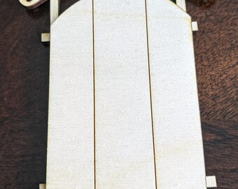 Può includere: Un ornamento di slitta in legno con finitura bianca. La slitta è composta da tre pezzi di legno e ha una parte superiore curva.
