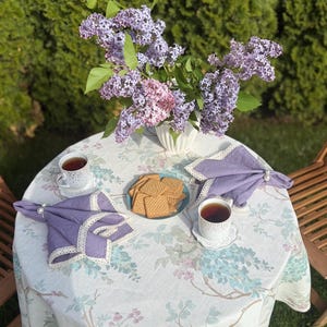 Rund bordsduk i vintagestil från Laura Ashley med spets | Romantisk engelsk linneblandning i stugstil | lila, turkos och dämpade pastellblommor