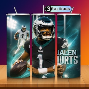 Pode incluir: Um conjunto de três canecas de aço inoxidável com o quarterback do Philadelphia Eagles, Jalen Hurts. As canecas têm um fundo azul e verde com imagens de Hurts em ação e o texto "Jalen Hurts". As canecas também têm uma palhinha.
