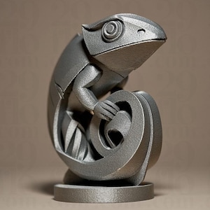 Pode incluir: Uma escultura de camaleão cinza metálico detalhada. O réptil está posicionado com a cauda enrolada e sua pele texturizada é visível. A escultura é montada em uma base circular, mostrando um design moderno e artístico. Esta peça decorativa é adequada para decoração de casa.