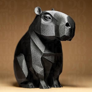 Könnte beinhalten: Schwarze, geometrische Capybara-Skulptur. Die Figur ist mit kantigen Flächen stilisiert, was ihr eine moderne Low-Poly-Ästhetik verleiht. Die Skulptur steht vor einem neutralen Hintergrund, der ihre Form und Textur hervorhebt.
