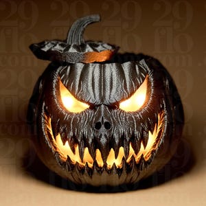 Könnte beinhalten: Ein schwarzer, geschnitzter Kürbis mit einem bedrohlichen Gesicht und leuchtend orangefarbenen Augen und Mund. Der Kürbis hat einen abnehmbaren Deckel und wird von innen beleuchtet, was eine gruselige Halloween-Dekoration ergibt.