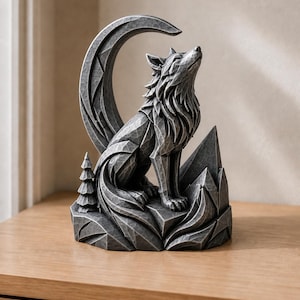 Puede incluir: Una escultura gris facetada de un lobo sentado sobre una base rocosa, mirando hacia una luna creciente. La pieza presenta un pequeño pino a la izquierda y picos montañosos irregulares a la derecha, todo ello con una textura tallada y geométrica.