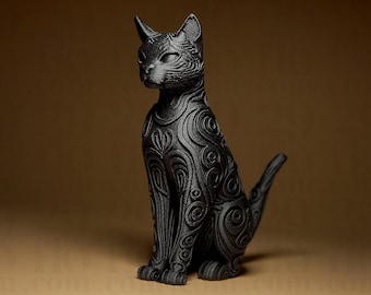 Op de afbeelding: Zwarte kattenbeeldje in zittende positie, met ingewikkelde wervelpatronen over het lichaam. De kat heeft spitse oren en een lange staart. Het beeldje is gemaakt van een donker materiaal, mogelijk hars of keramiek.