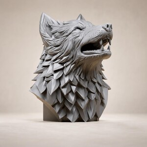 Puede incluir: Un busto de cabeza de lobo gris con texturas de pelaje estilizadas y superpuestas, y una boca abierta con dientes visibles. El lobo se muestra de perfil, destacando detalles de pelaje afilados y angulares junto a un hocico puntiagudo, como una pieza decorativa monocromática.