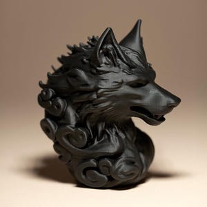 Könnte beinhalten: Schwarze Wolfskopfskulptur mit detailliertem Fell und einem stilisierten, wirbelnden Sockel. Die Skulptur hat eine strukturierte Oberfläche und ist vor einem neutralen Hintergrund platziert. Die Merkmale des Wolfes sind scharf definiert.