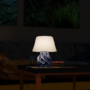 Root bordslampa - Bordslampa med kabel och E27-sockel. Modern och tidlös. Finns i flera färger.