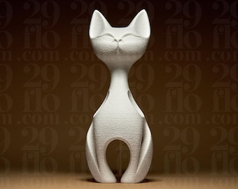 Op de afbeelding: Een witte, gestileerde katsculptuur met een minimalistisch ontwerp. De kat heeft een slank lichaam, puntige oren en een kleine, gesloten ooguitdrukking. Het beeldhouwwerk heeft een uitgesneden ontwerp in het midden van het lichaam en is gemaakt van een textuurrijk materiaal.