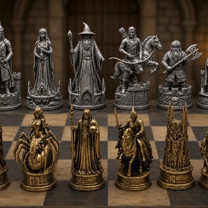 Pode incluir: Um conjunto de xadrez com tema de fantasia apresentando doze figuras detalhadas. A fileira superior consiste em seis personagens em tom prateado, incluindo um mago com um cajado e um arqueiro montado. A fileira inferior apresenta seis figuras em tom dourado, incluindo uma criatura semelhante a uma aranha, uma figura de manto segurando uma esfera e um cavaleiro a cavalo.