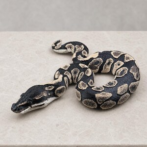Shadow Patch – Ledad skulptur av kunglig pyton | Realistisk reptildekor | Tillverkad i Tyskland bild 3