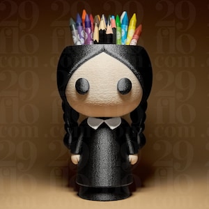 Könnte beinhalten: Eine schwarze Figur eines Mädchens mit Zöpfen, das ein schwarzes Kleid und einen weißen Kragen trägt und eine Sammlung von Buntstiften und Wachsmalstiften hält. Die Figur ist ein Stifthalter.