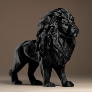 Könnte beinhalten: Schwarze Löwenskulptur mit strukturierter Mähne und Körper. Die Skulptur befindet sich in einer stehenden Pose, wobei der Kopf leicht zur Seite gedreht ist. Das Fell des Löwen scheint zerzaust zu sein, und die Skulptur steht vor einem neutralen Hintergrund.