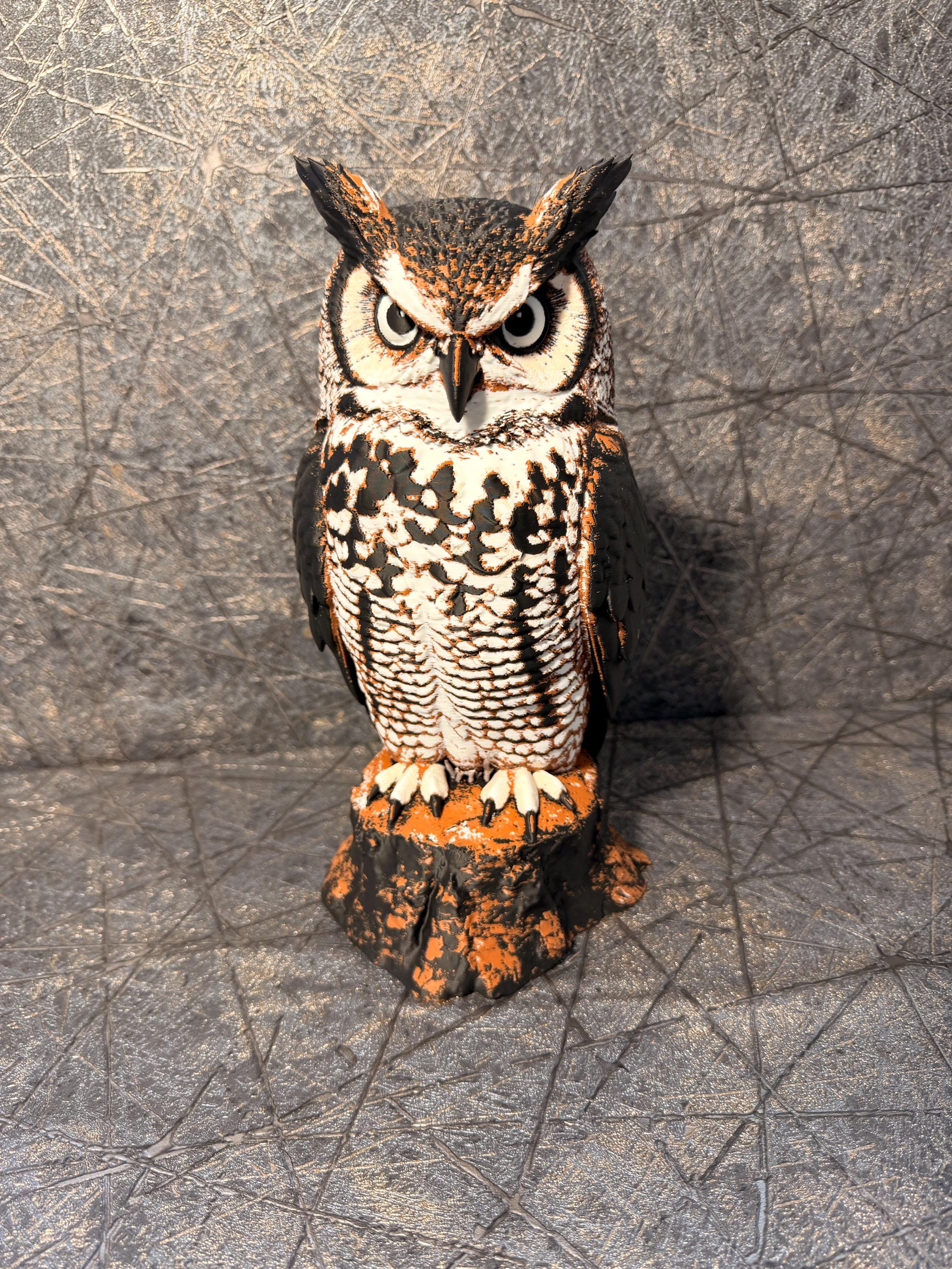 Uhu Figur auf Baumstumpf | Great Horned Owl Statue 3D Print | mehrfarbig | Eulen Deko Geschenk