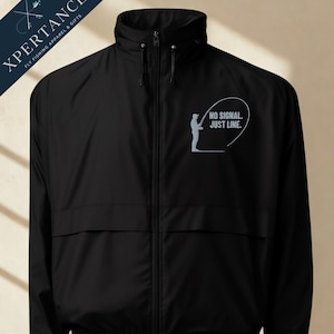 Könnte beinhalten: Schwarze Jacke mit Reißverschluss, hohem Kragen und zwei Vordertaschen. Die Jacke hat eine hellgraue Grafik eines Anglers und den Text "NO SIGNAL. JUST LINE." In der oberen linken Ecke steht der Text "XPERTANCE FLY FISHING APPAREL & GIFTS."