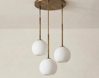 Lámpara de araña de tres luces con globo de cristal opalino – Lámpara colgante minimalista moderna de latón