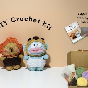 Puede incluir: Un kit de ganchillo DIY con dos muñecos de ganchillo hechos a mano, uno naranja y marrón, el otro azul y blanco. El kit incluye un patrón PDF, un tutorial en vídeo y una caja con lana de varios colores.