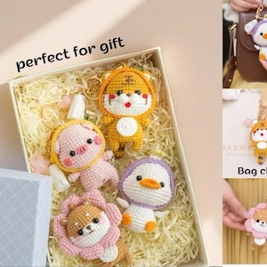 Puede incluir: Llaveros de animales tejidos a crochet, incluyendo un tigre, un cerdo, un pato y un perro, en una caja de regalo. Los llaveros son amarillos, rosas y blancos. El texto "perfect for gift" est&aacute; en la imagen. Tambi&eacute;n se muestran como colgantes de bolso.