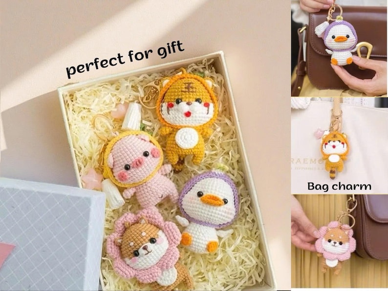 Puede incluir: Llaveros de animales tejidos a crochet, incluyendo un tigre, un cerdo, un pato y un perro, en una caja de regalo. Los llaveros son amarillos, rosas y blancos. El texto "perfect for gift" est&aacute; en la imagen. Tambi&eacute;n se muestran como colgantes de bolso.