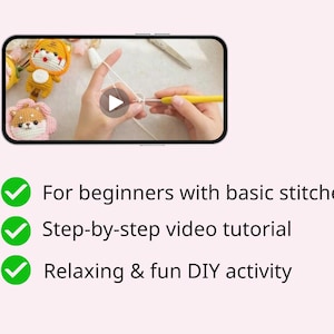 Puede incluir: Una pantalla de tel&eacute;fono inteligente muestra un tutorial de ganchillo. El video muestra manos trabajando con hilo y un ganchillo. El texto incluye: "Para principiantes con puntos b&aacute;sicos", "Tutorial de video paso a paso" y "Actividad de bricolaje relajante y divertida."