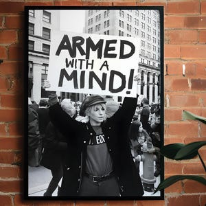 Poster &quot;Armed With a Mind&quot; - Arte murale femminista - Foto di protesta in bianco e nero - Stampa di una donna emancipata - Decorazione Girl Power - Pronta da appendere