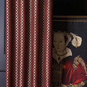 Peut inclure: Rideau bordeaux avec un motif de losanges répétés dans une teinte plus claire. Le rideau est suspendu devant un portrait encadré d'une femme en robe rouge.
