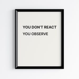 Puede incluir: Impresión enmarcada con el texto "YOU DON'T REACT YOU OBSERVE" en fuente negra sobre un fondo crema. El marco es negro y rectangular, y la impresión está centrada.