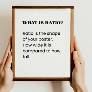 Puede incluir: Un p&oacute;ster enmarcado con el texto "WHAT IS RATIO?" en letras negras en negrita. El p&oacute;ster explica la proporci&oacute;n como la forma de un p&oacute;ster, comparando su ancho con su altura. El marco es marr&oacute;n.