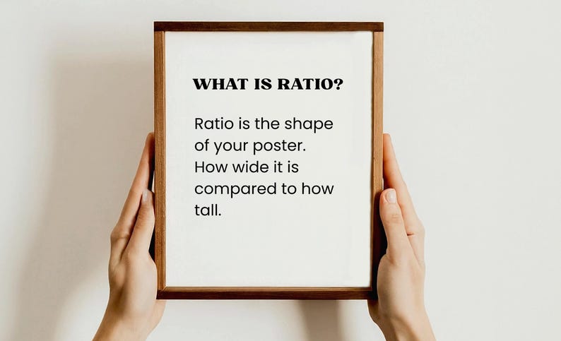 Puede incluir: Un p&oacute;ster enmarcado con el texto "WHAT IS RATIO?" en letras negras en negrita. El p&oacute;ster explica la proporci&oacute;n como la forma de un p&oacute;ster, comparando su ancho con su altura. El marco es marr&oacute;n.