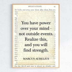 Puede incluir: Una impresi&oacute;n enmarcada con una cita de las Meditaciones de Marco Aurelio. El texto dice: "Tienes poder sobre tu mente, no sobre los acontecimientos externos. Date cuenta de esto y encontrar&aacute;s la fuerza". El fondo es una p&aacute;gina de un libro antiguo.