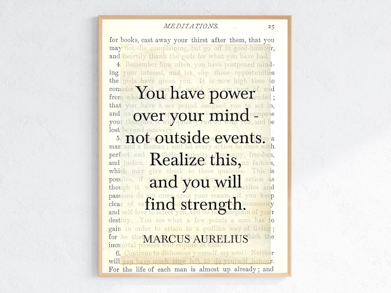 Puede incluir: Una impresi&oacute;n enmarcada con una cita de las Meditaciones de Marco Aurelio. El texto dice: "Tienes poder sobre tu mente, no sobre los acontecimientos externos. Date cuenta de esto y encontrar&aacute;s la fuerza". El fondo es una p&aacute;gina de un libro antiguo.