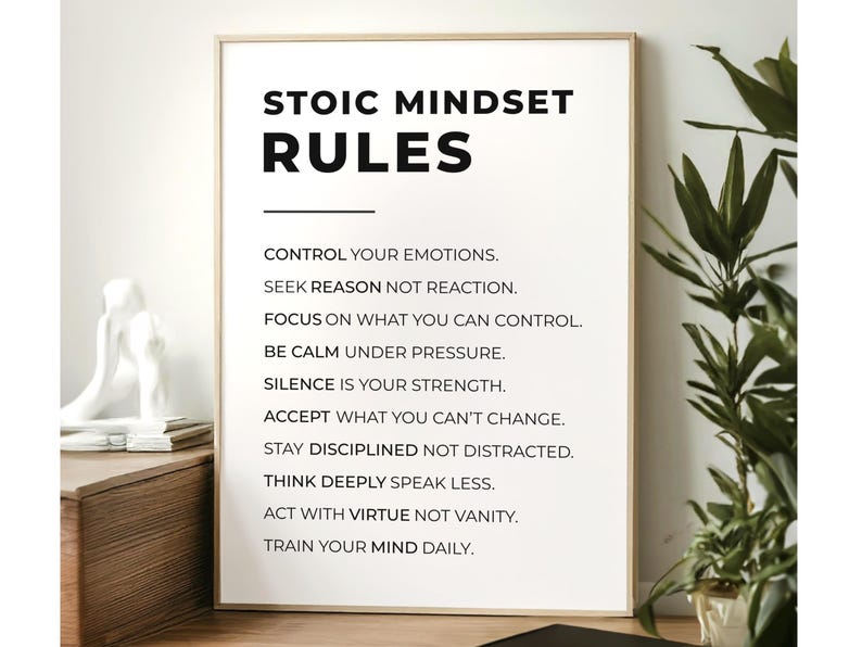 Może przedstawiać: Oprawiony plakat z napisem "STOIC MINDSET RULES" w czarnym kolorze. Poniżej znajduje się lista zasad stoickich w czytelnej czcionce. Plakat jest w jasnej drewnianej ramie, idealny do dekoracji.