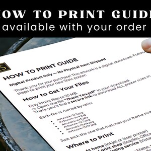Puede incluir: Una gu&iacute;a impresa en blanco titulada "HOW TO PRINT GUIDE" con texto negro, disponible con su pedido. La gu&iacute;a proporciona instrucciones para imprimir obras de arte digitales, incluido el acceso a archivos y opciones de impresi&oacute;n. La gu&iacute;a est&aacute; en papel blanco.