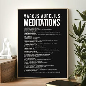 Puede incluir: Impresión enmarcada en negro con texto blanco, titulada "MARCUS AURELIUS MEDITATIONS". Enumera 15 puntos de sabiduría, incluyendo "Controla lo que puedes" y "Acepta lo que es". Una pieza motivacional.