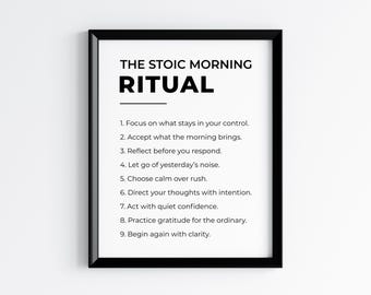 Może przedstawiać: Oprawiony wydruk z czarnym napisem "THE STOIC MORNING RITUAL". Poniżej znajduje się lista dziewięciu zasad porannej rutyny w minimalistycznym stylu. Rama jest czarna.