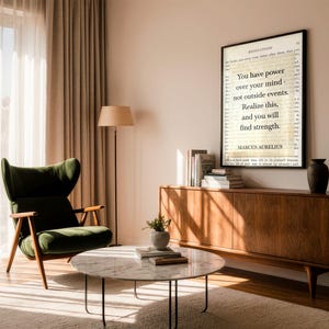 Puede incluir: Un sal&oacute;n con un sill&oacute;n verde oscuro, una mesa de centro con tapa de m&aacute;rmol y un mueble de madera. Un cuadro enmarcado con el texto "You have power over your mind" cuelga de la pared. Tambi&eacute;n se ven una l&aacute;mpara de pie y un jarr&oacute;n.
