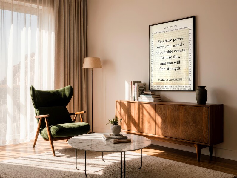 Puede incluir: Un sal&oacute;n con un sill&oacute;n verde oscuro, una mesa de centro con tapa de m&aacute;rmol y un mueble de madera. Un cuadro enmarcado con el texto "You have power over your mind" cuelga de la pared. Tambi&eacute;n se ven una l&aacute;mpara de pie y un jarr&oacute;n.