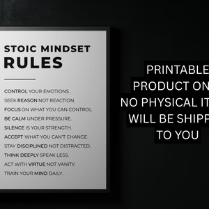 Może przedstawiać: Oprawiony wydruk z napisem "STOIC MINDSET RULES" czarnymi literami. Wydruk zawiera zasady takie jak "Kontroluj swoje emocje" i "Trenuj sw&oacute;j umysł codziennie". Na zdjęciu widnieje r&oacute;wnież napis "Tylko produkt do wydruku, żadne fizyczne przedmioty nie zostaną do Ciebie wysłane."