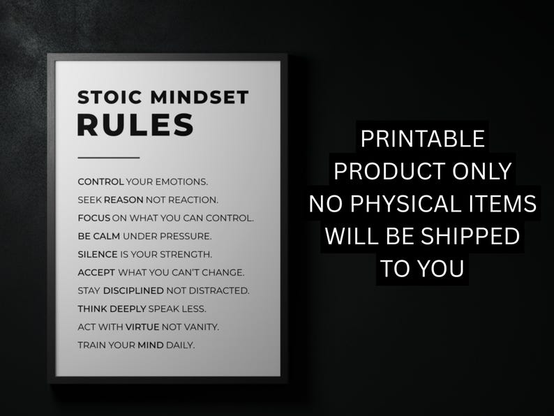 Może przedstawiać: Oprawiony wydruk z napisem "STOIC MINDSET RULES" czarnymi literami. Wydruk zawiera zasady takie jak "Kontroluj swoje emocje" i "Trenuj sw&oacute;j umysł codziennie". Na zdjęciu widnieje r&oacute;wnież napis "Tylko produkt do wydruku, żadne fizyczne przedmioty nie zostaną do Ciebie wysłane."
