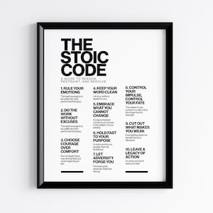以下が含まれることがあります： 「The Stoic Code」と題された、額縁に入った白黒プリント。 「感情をコントロールする」や「変えられないものを受け入れる」など、理性的な生活のための10の原則が記載されています。 テキストは太字のサンセリフ体です。