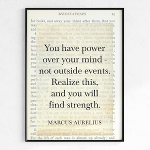 Puede incluir: Una impresi&oacute;n enmarcada con una cita de las Meditaciones de Marco Aurelio. La cita dice: "Tienes poder sobre tu mente, no sobre los acontecimientos externos. Date cuenta de esto y encontrar&aacute;s la fuerza". La impresi&oacute;n es en blanco y negro.